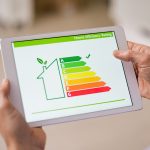 Een tablet met de verschillende energielabels, waarbij energielabel A een vinkje van akkoord staat.